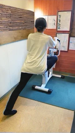 ヒップフレックスでお尻を伸ばす利用者