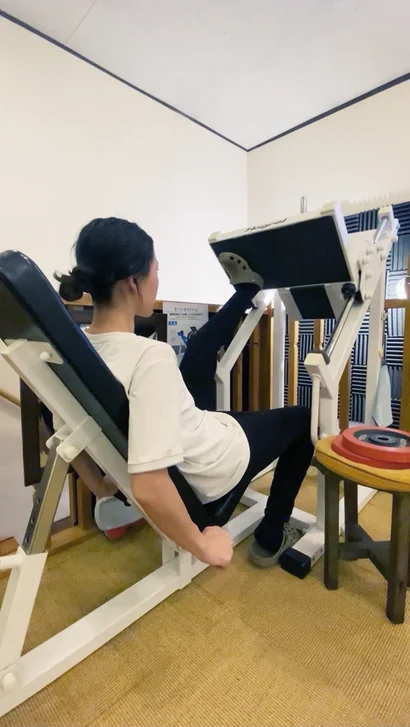 ネバータイトハムでもも裏を伸ばす利用者