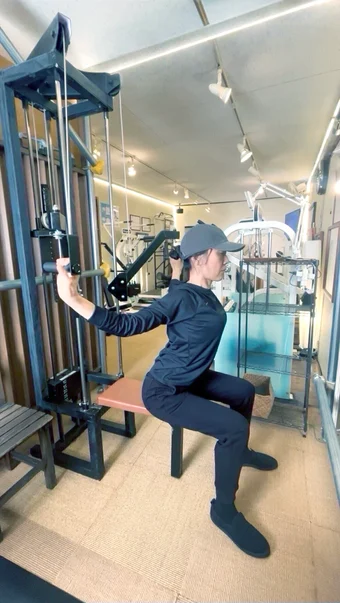 スキャプラウイングで肩甲骨を動かす利用者