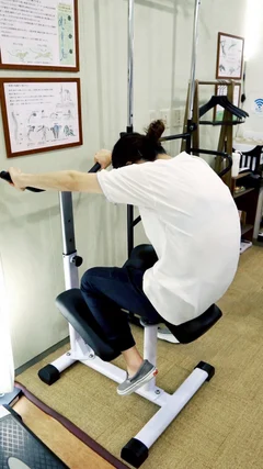 ツイスターで背骨をねじる利用者