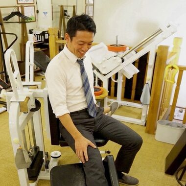 ストレッチマシンで脚を伸ばしている様子
